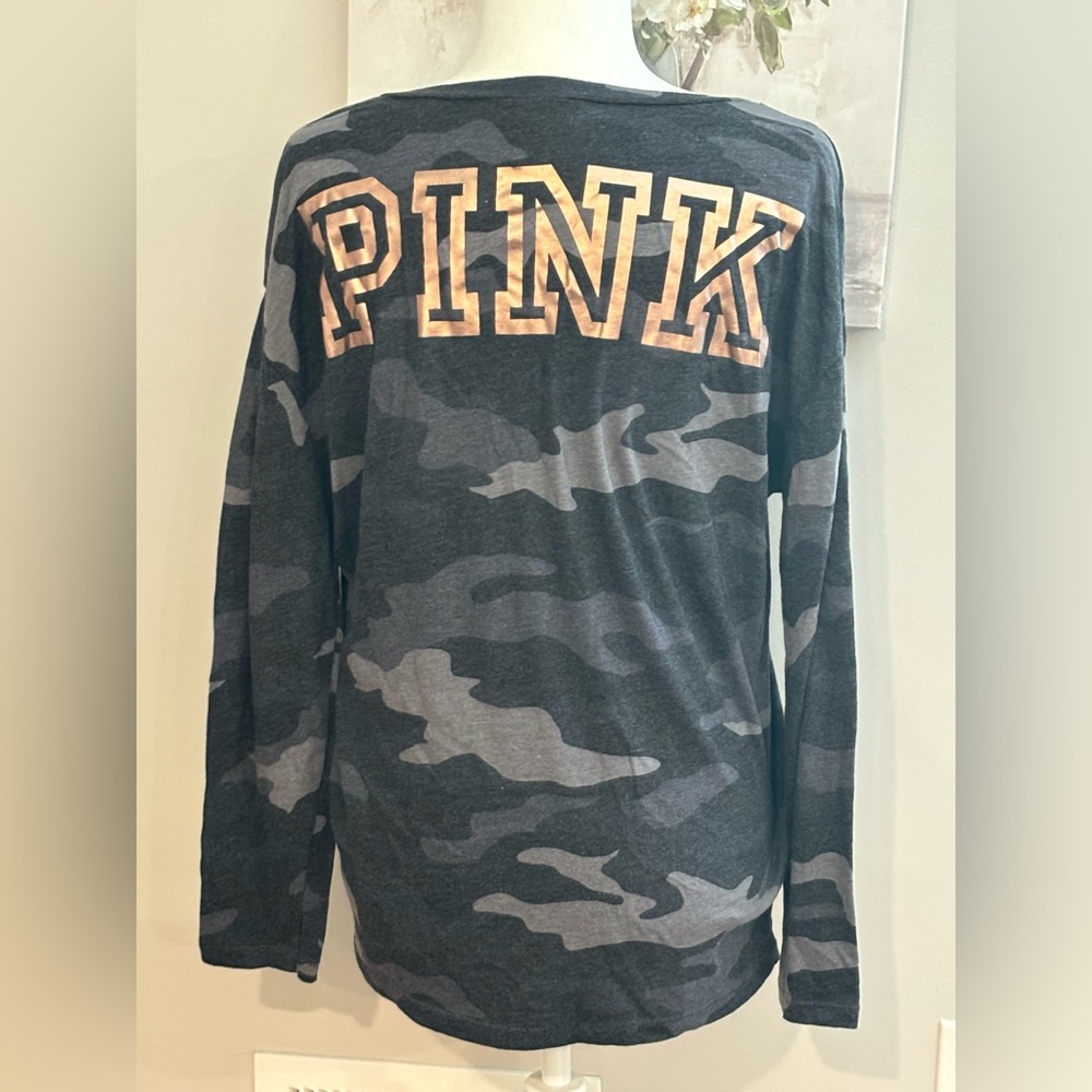 💗CLOSET CLEAR OUT💗
PINK Popular Camo Print 
Long Sleeve Shirt🖤💛🩶
Size Medium